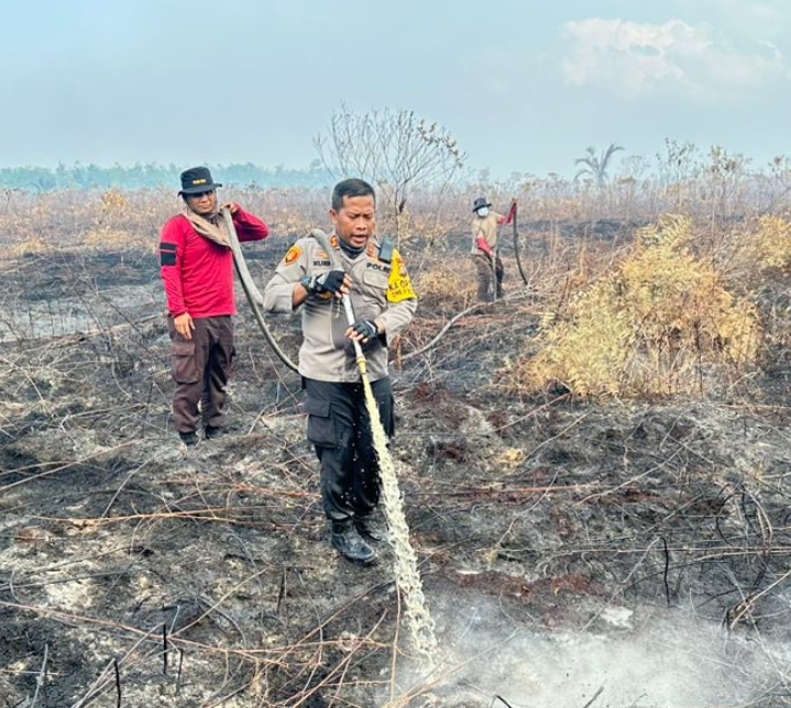 Tim Gabungan Masih Berjibaku Lakukan Pendinginan Karhutla di Desa Tanjung Kedabu